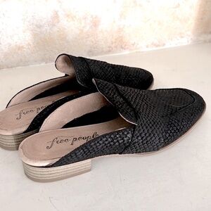 Free People Black Flats Mules At Ease Leather Size 36 5.5-6 Snake Design
